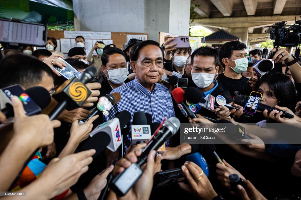 အာဏာလွှဲပြောင်းရေး မစိုးရိမ်ဖို့ ဝန်ကြီးချုပ်ပရာယွတ် ပြော