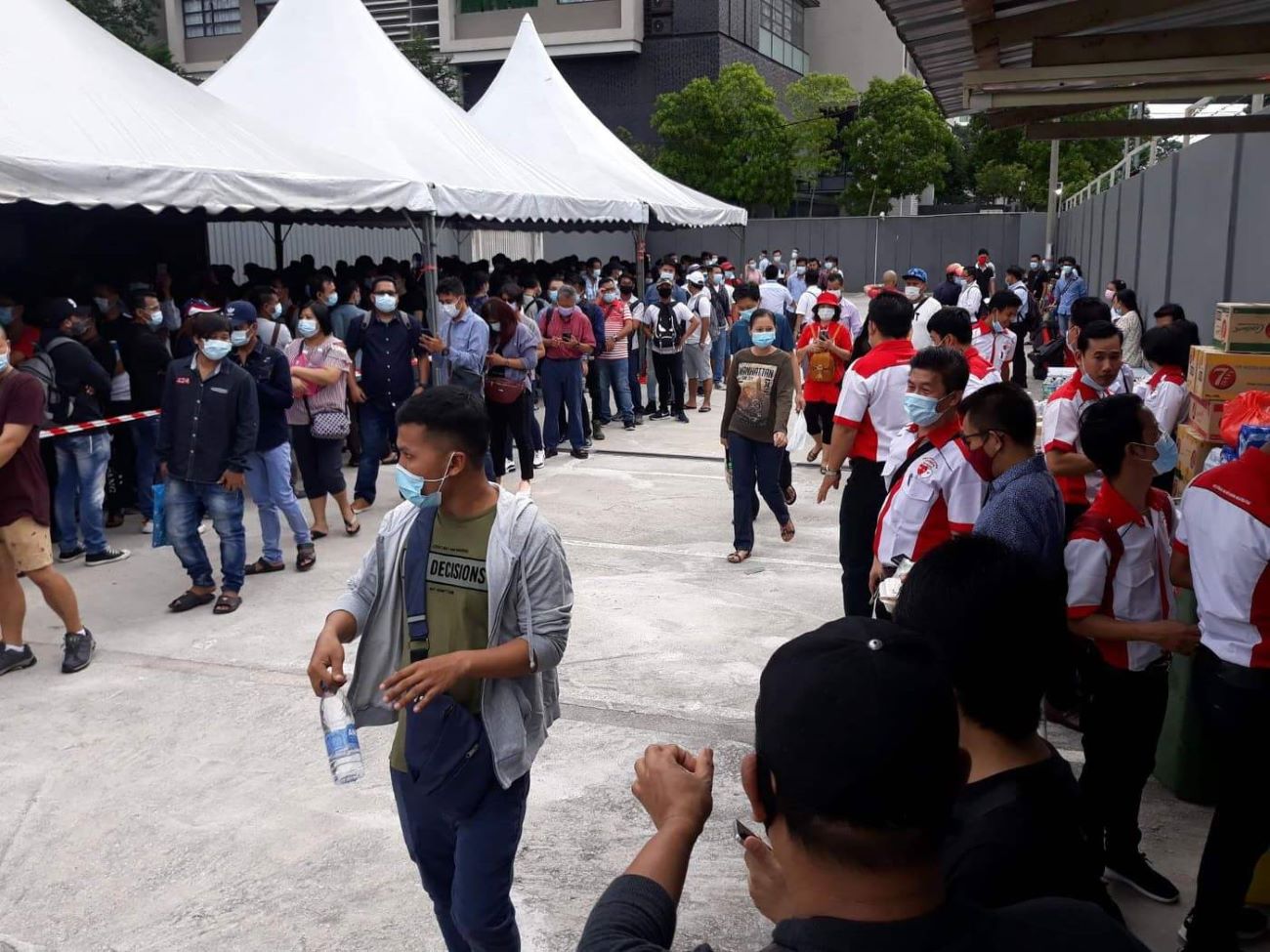 မလေးရှားက လုပ်သားခေါ်ယူမှုရပ်ထား၊ ပွဲစားများမှ လူစုဆောင်းနေ